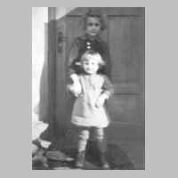 045-0021 Edith Kumler mit Cousine Waltraut vor der Haustuere im Jahre 1942 .jpg